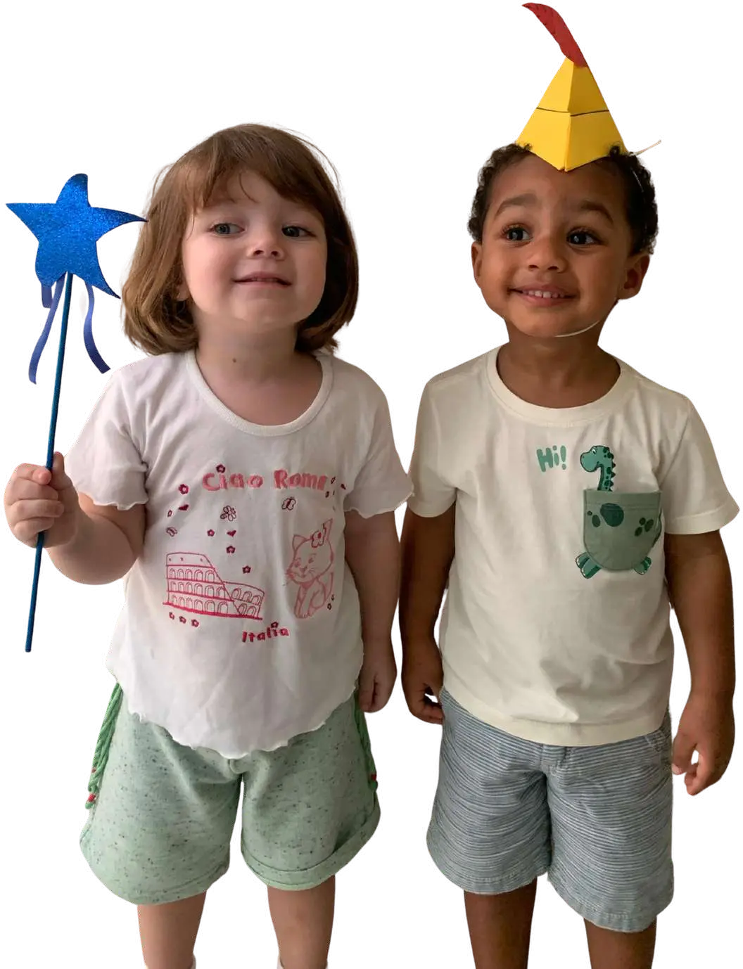Duas crianças brincando na colônia de férias